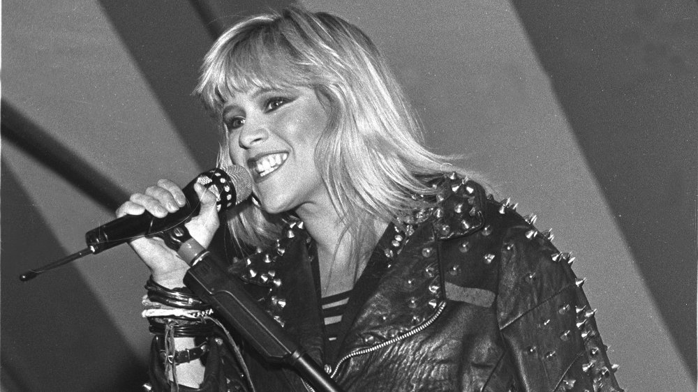 Foto in bianco e nero di Samantha Fox che canta nel 1989