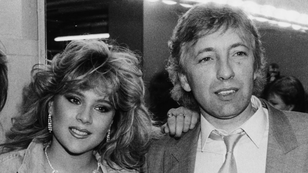 Foto in bianco e nero di Samantha Fox con suo padre, John Fox, alla fine degli anni '80