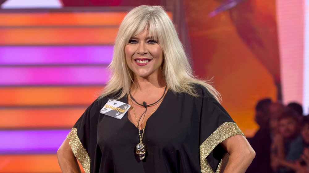 Samantha Fox in abito nero e piegato, sorridente alla Big Fratello Casa