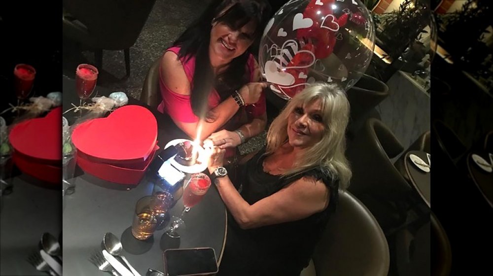 Linda Olsen e Samantha Fox al loro fidanzamento nel febbraio 2020