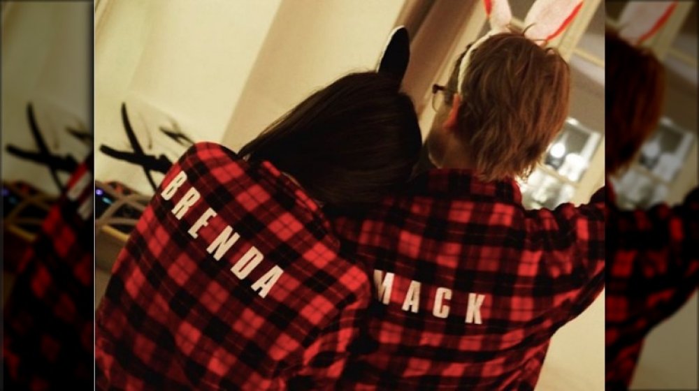 Brenda Song e Macaulay Culkin dal retro, indossando un pigiama plaid abbinato