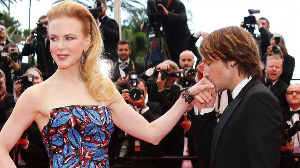 Keith Urban bacia la mano di Nicole Kidman ad un evento sul red carpet