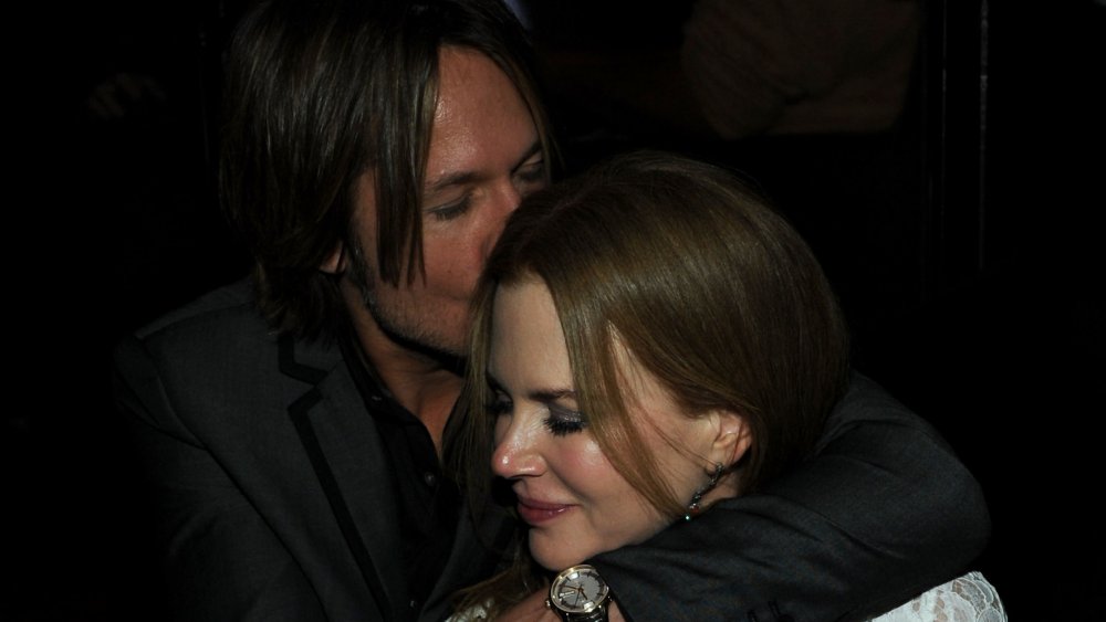 Keith Urban bacia la testa di Nicole Kidman, con le braccia intorno alle spalle