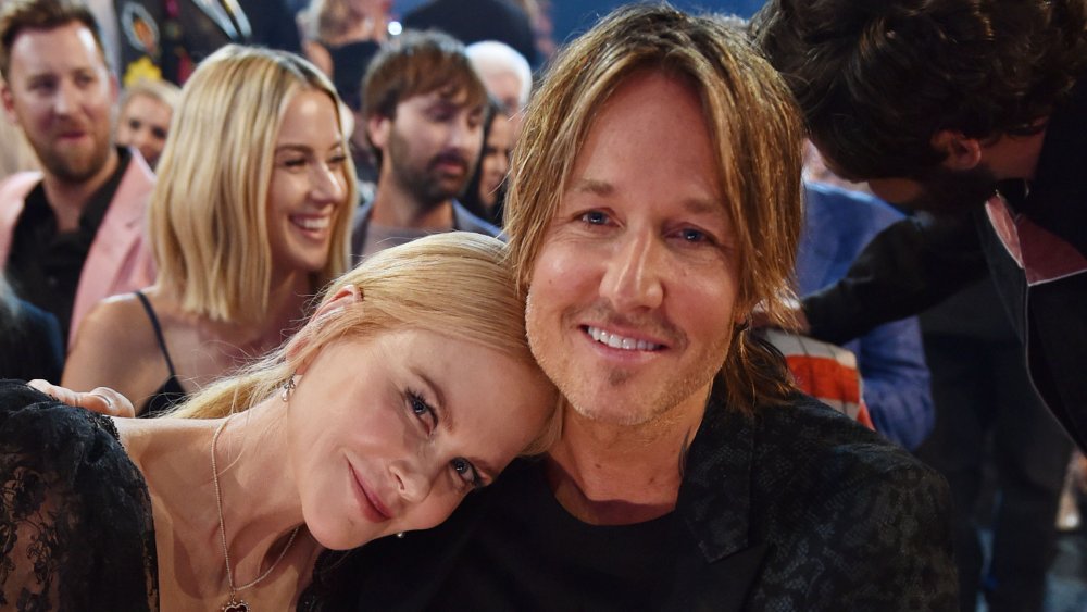 Nicole Kidman appoggia la testa contro Keith Urban, entrambi sorridenti