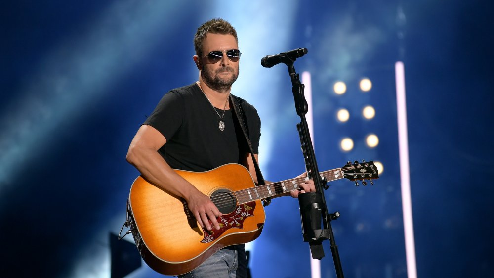 Eric Church con una chitarra sul palco