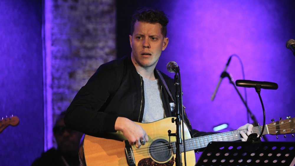 Anderson East con la chitarra sul palco