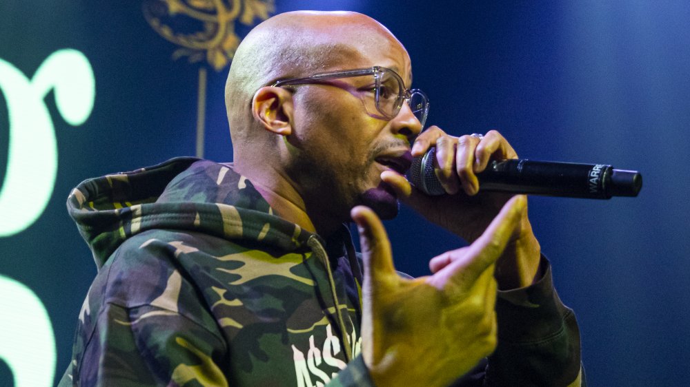 Warren G sul palco, rap, con gli occhiali