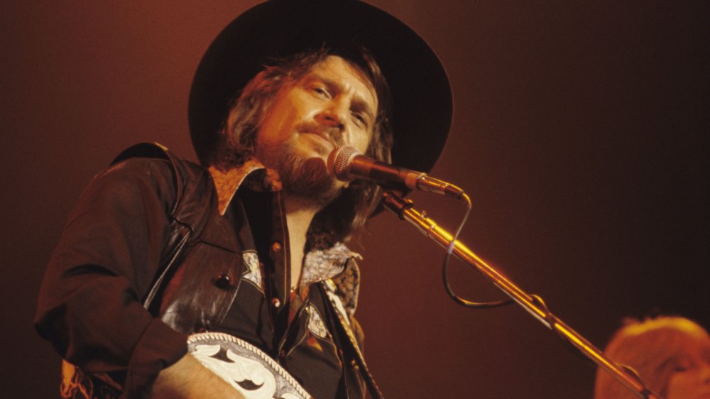 Waylon Jennings con cappello da cowboy sul palco