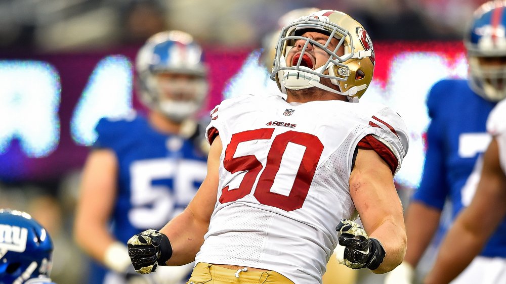 Chris Borland urla in aria mentre festeggia sul campo