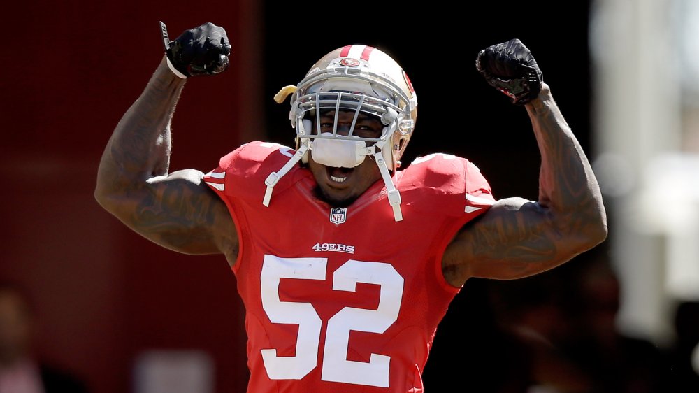 Patrick Willis urla con le braccia alzate mentre festeggia sul campo