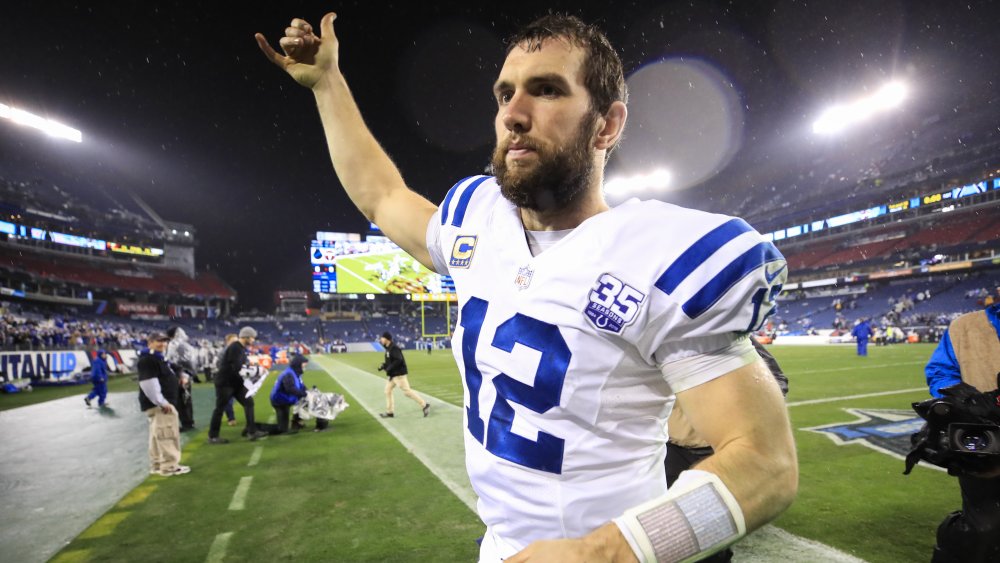 Andrew Luck a piedi fuori dal campo di calcio