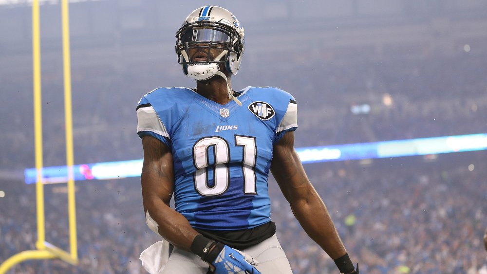 Calvin Johnson posa mentre festeggia sul campo