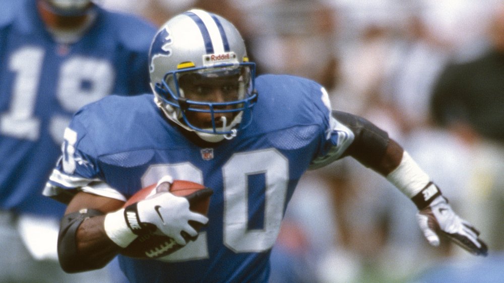 Barry Sanders in corsa lungo il campo, stringendo un pallone da calcio