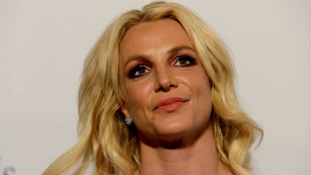 Britney Spears al Gala pre-GRAMMY e salute alle icone del settore in onore di Debra Lee