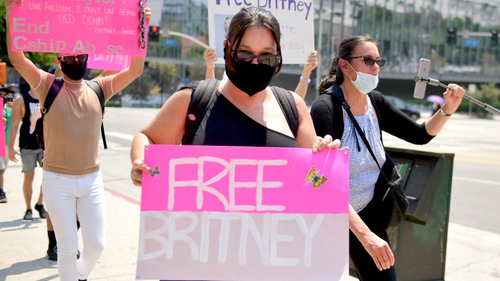 #FreeBritney manifestanti al tribunale di Downtown Los Angeles nel 2020