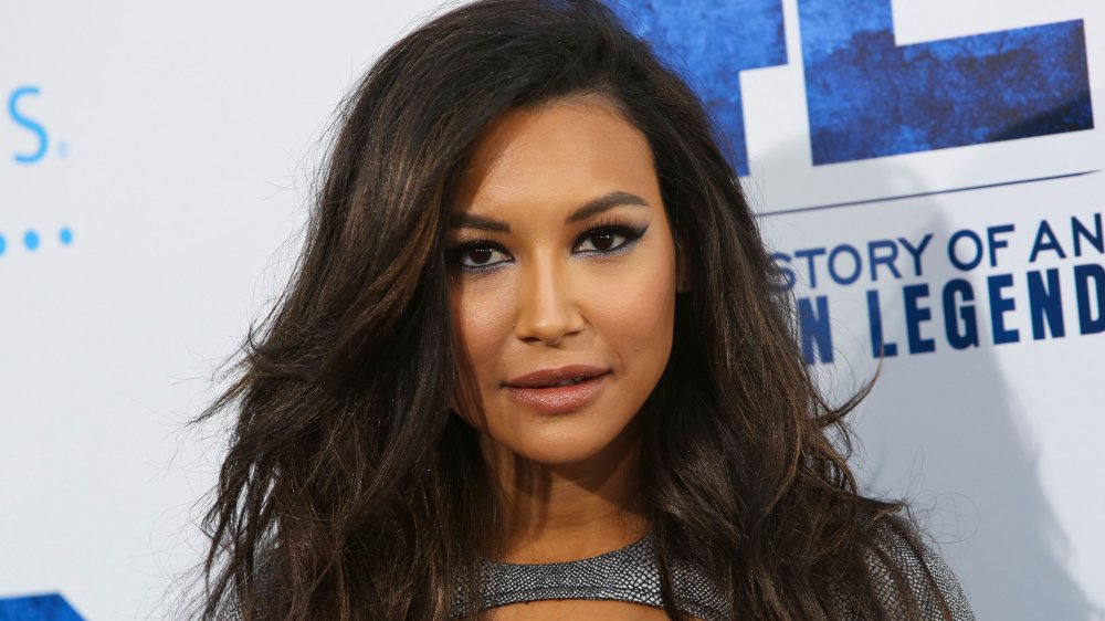 Naya Rivera con ombretto blu e abito d'argento