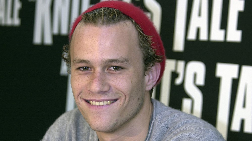 Heath Ledger con un cappello rosso, sorridente