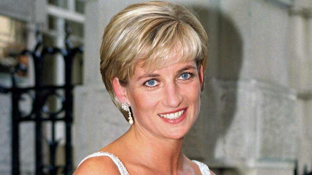 Principessa Diana con orecchini di diamanti e perle