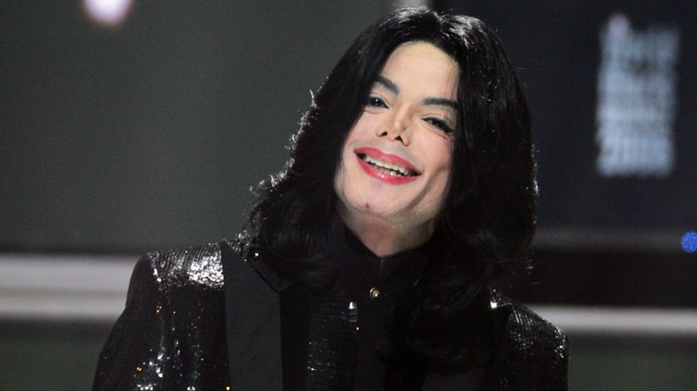 Michael Jackson in abito nero con paillettes, sorridente