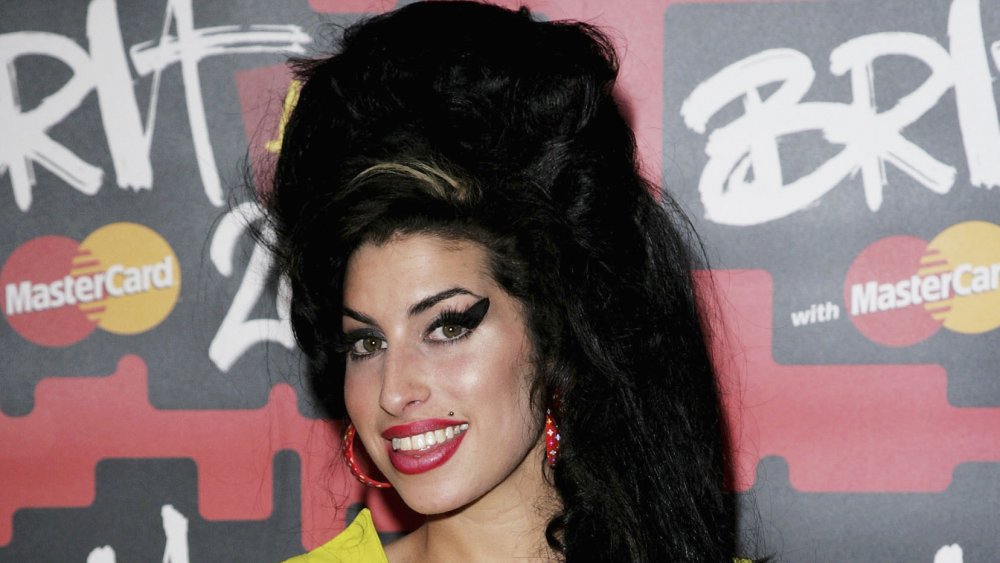 Amy Winehouse con i suoi capelli alveare firma e eyeliner esagerato 