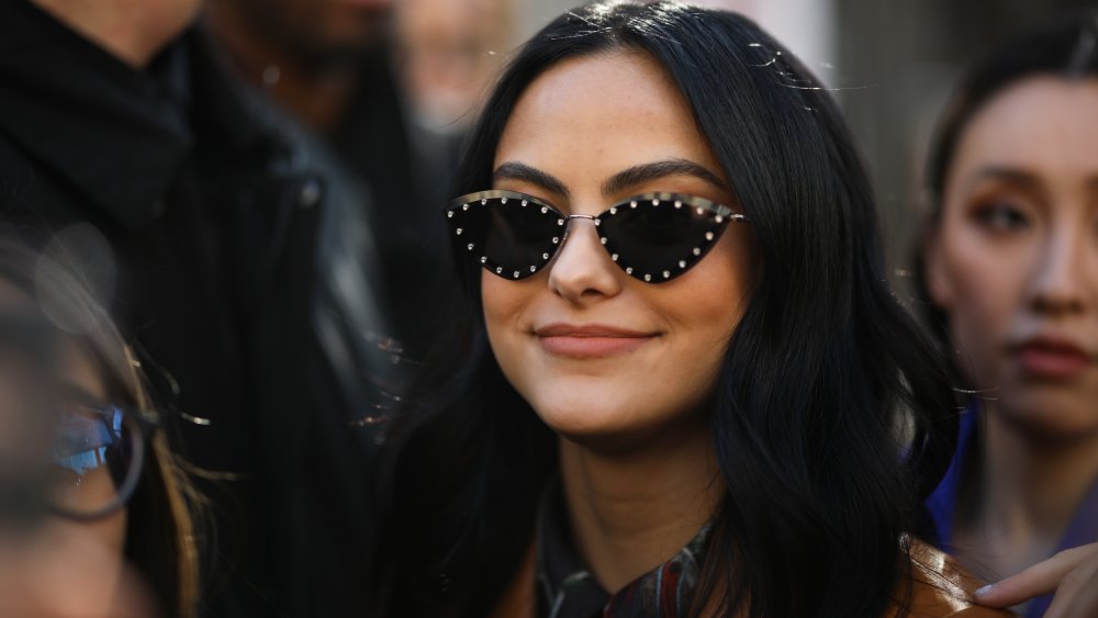 Camila Mendes con occhiali da sole borchiati