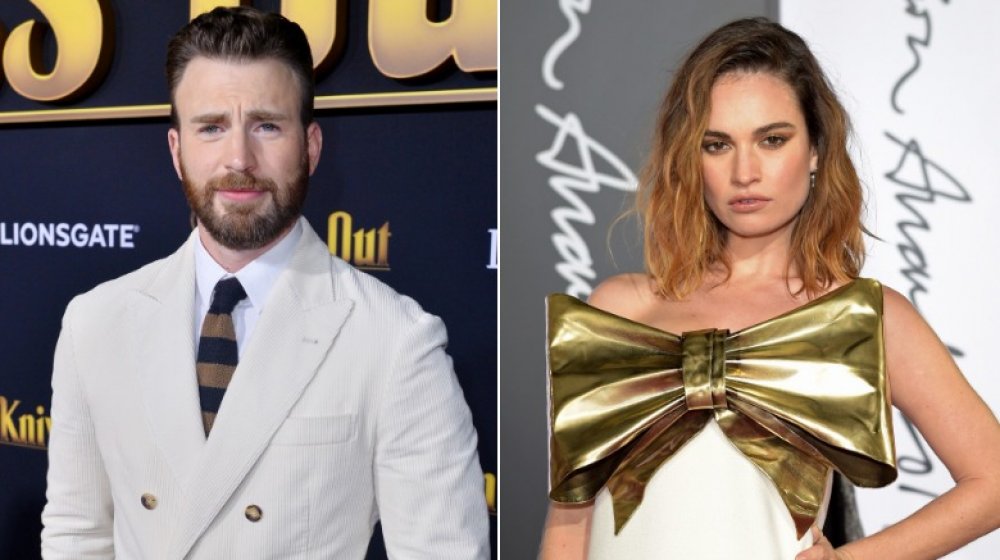 Chris Evans in abito bianco e Lily James con grande fiocco d'oro sul suo vestito