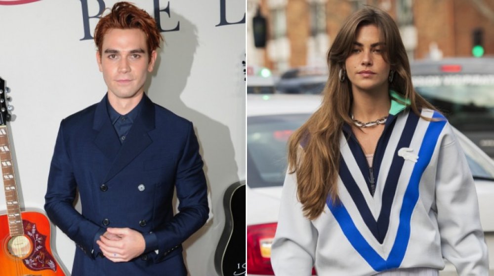 KJ Apa in tuta da marina e Clara Berry in un maglione Lacoste