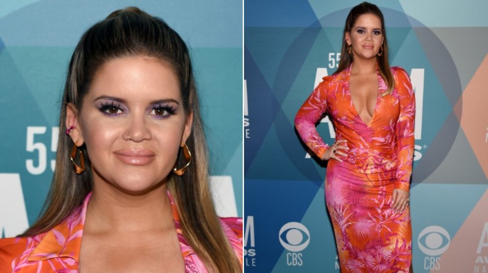 Maren Morris in un neon, abito stampato su palma