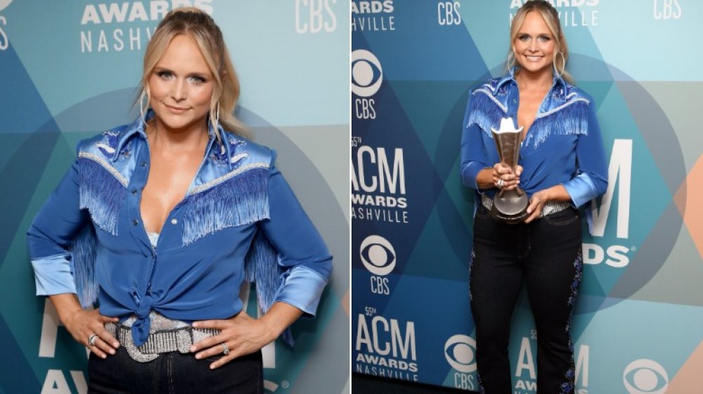 Miranda Lambert in un top blu con qualche frangia