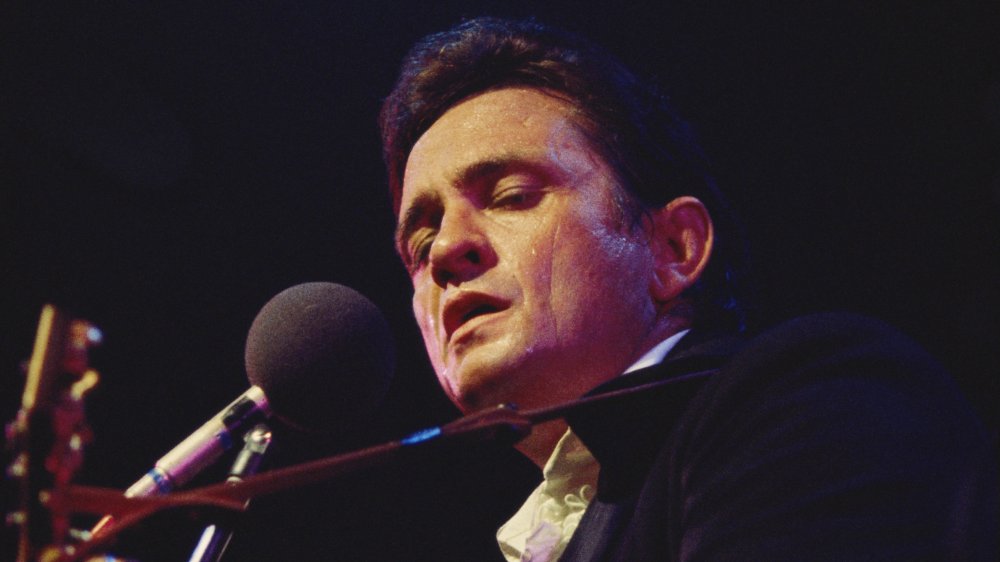 Johnny Cash canta e suona la chitarra