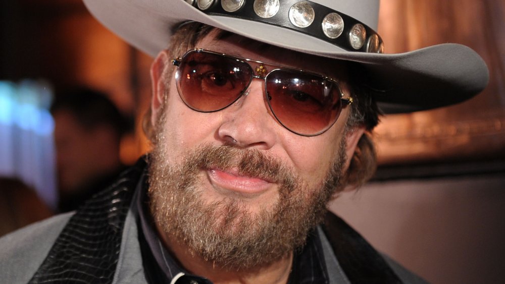 Hank Williams Jr. con un'espressione neutra durante un'intervista