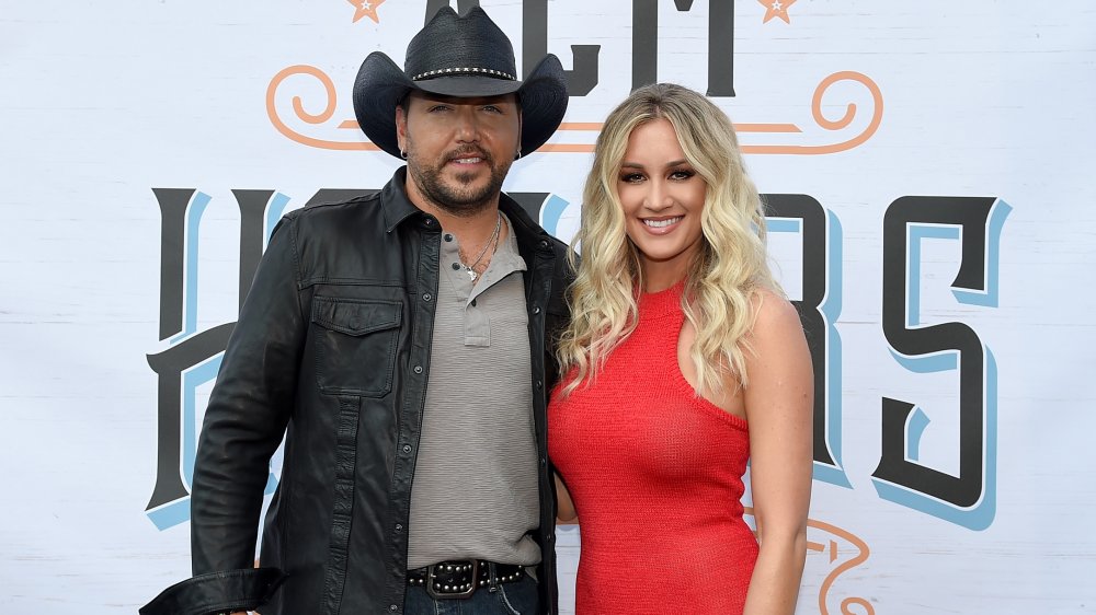 Jason Aldean, Brttany Kerr braccio a braccio e sorridente