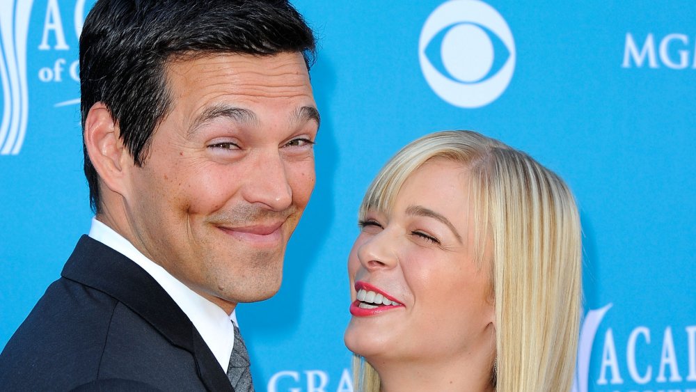 Eddie Cibrian sorride, LeeAnn Rimes ridendo