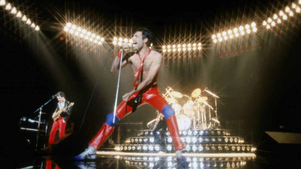 Roger Deacon e Freddie Mercury si esibiscono al Forum nel 1980