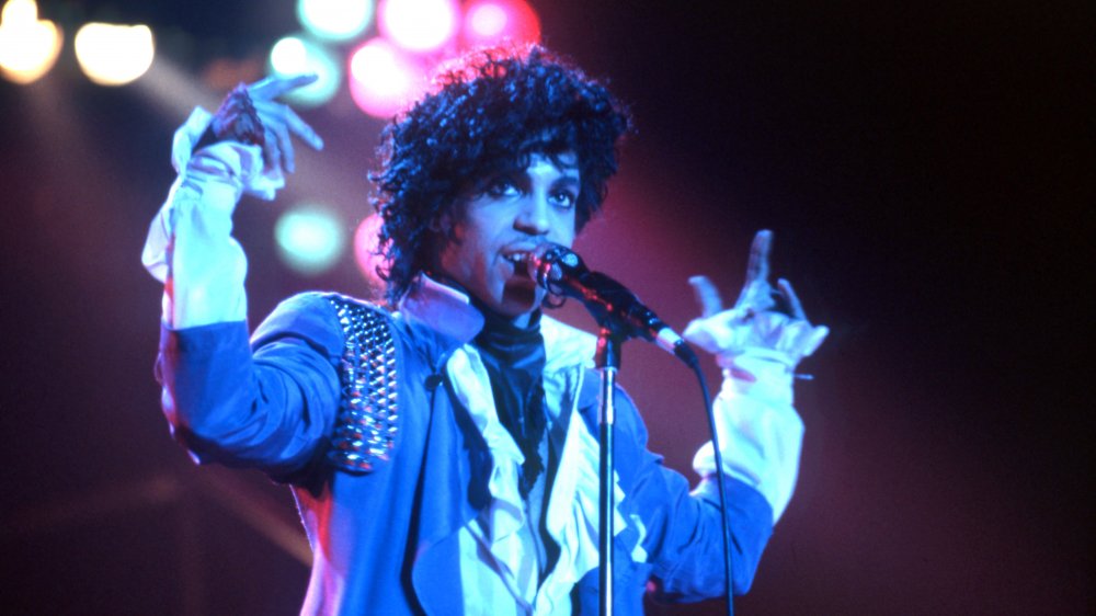 Prince si esibisce sul palco durante il Purple Rain Tour 1984