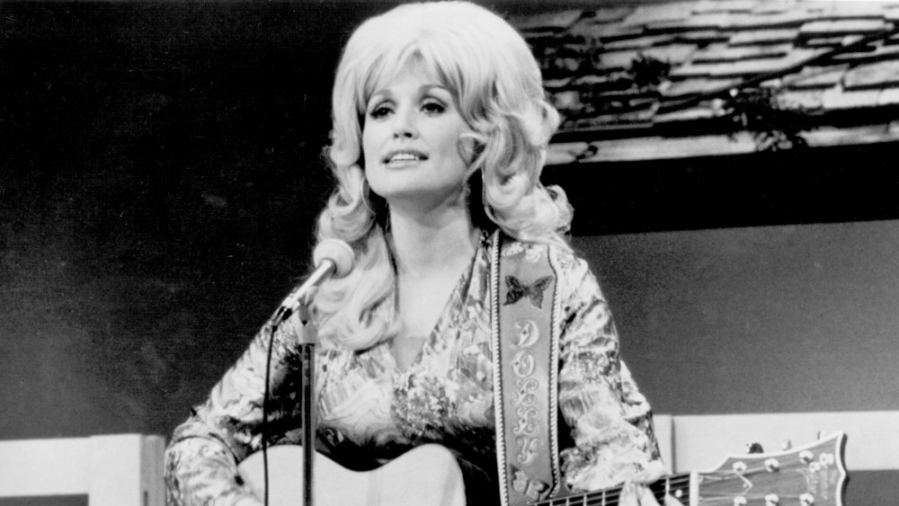 Dolly Parton si esibisce sul palco nel 1974