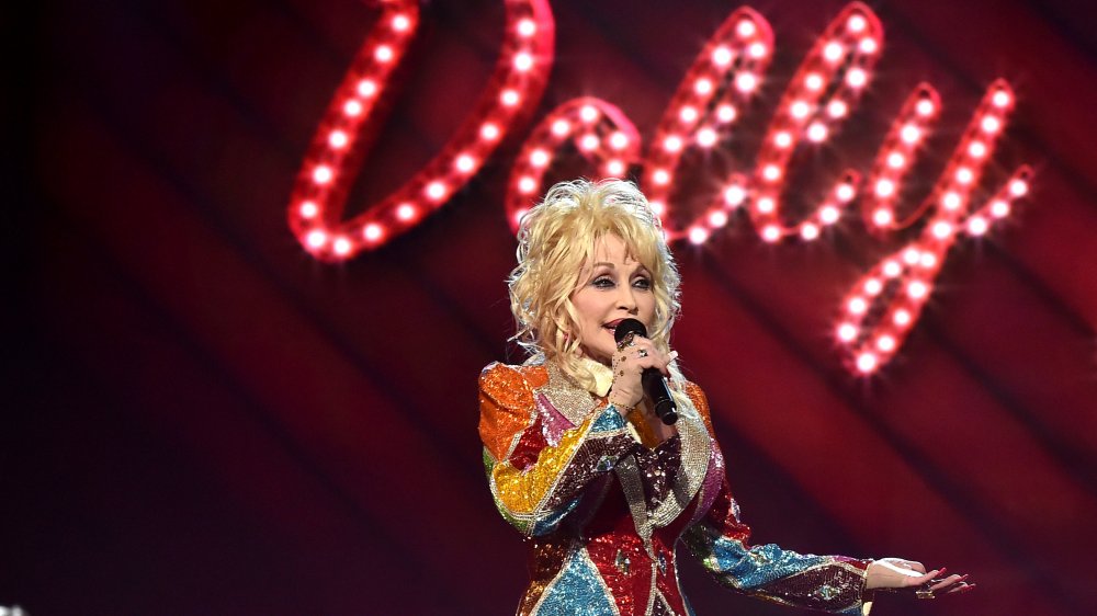 Dolly Parton si esibisce alla 51a Academy of Country Music Awards