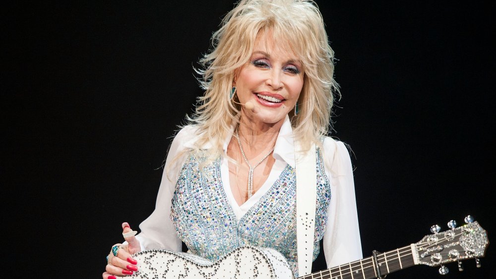 Dolly Parton si esibisce all'Agua Caliente Casino nel 2014