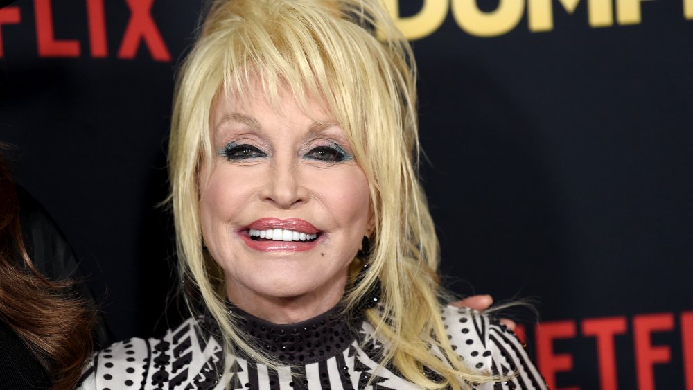 Dolly Parton alla prima per Dumplin' di Netflix nel 2018