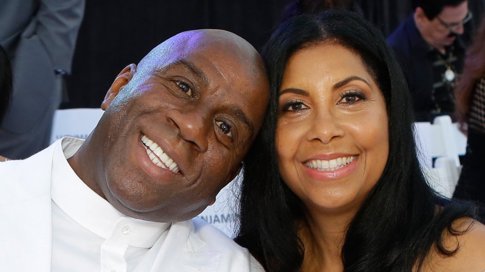 Magic Johnson con la testa appoggiata su Cookie Johnson, entrambi sorridenti