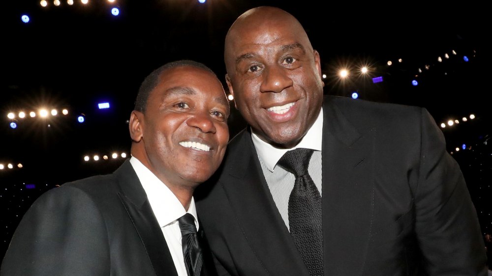 Isiah Thomas e Magic Johnson in giacca e cravatta, sorridenti