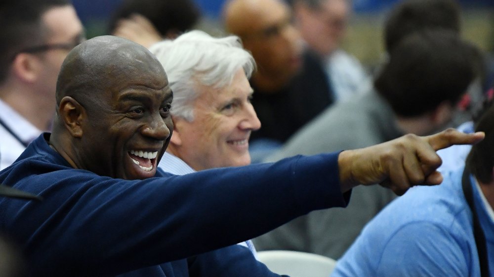 Magic Johnson punta e ride tra la folla