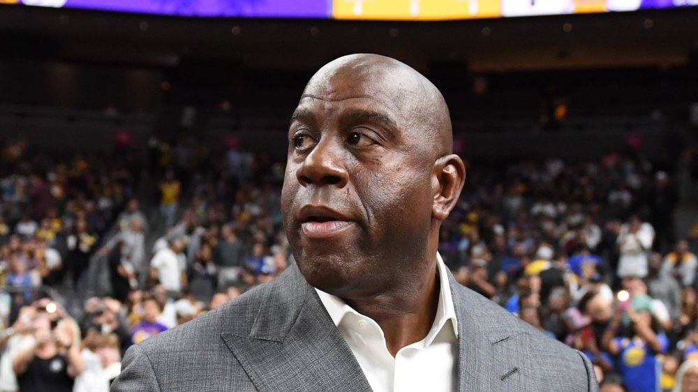 Magic Johnson sul campo da basket, distottando lo sguardo