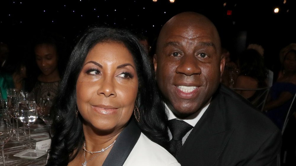 Cookie Johnson guardando fuori macchina fotografica, Magic Johnson sorridente