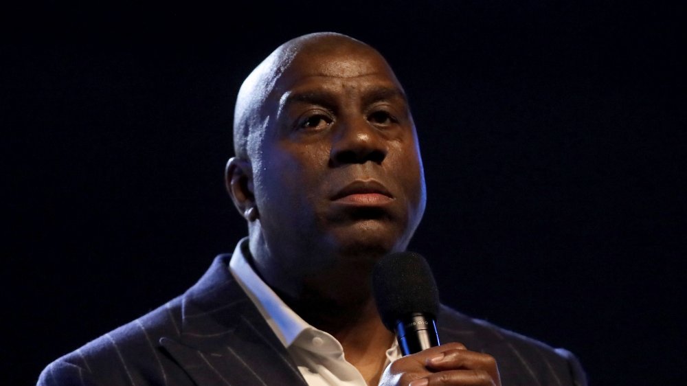 Magic Johnson sul palco con microfono