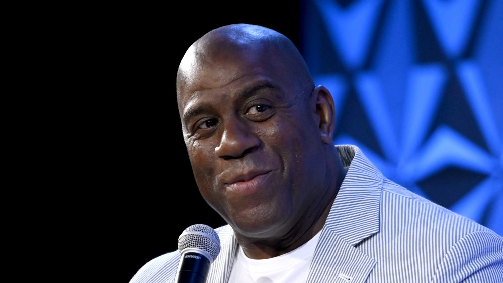 Magic Johnson con microfono, sorridendo