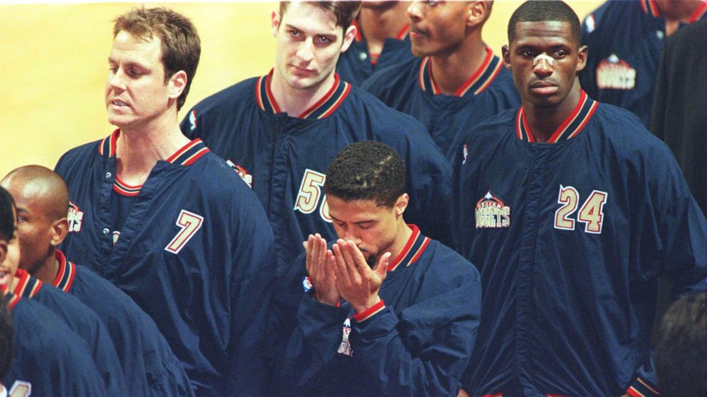 Mahmoud Abdul-Rauf con le mani sul viso