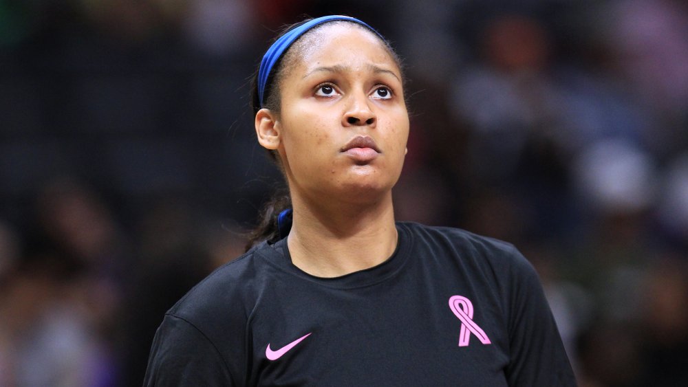 Maya Moore che guarda in alto 