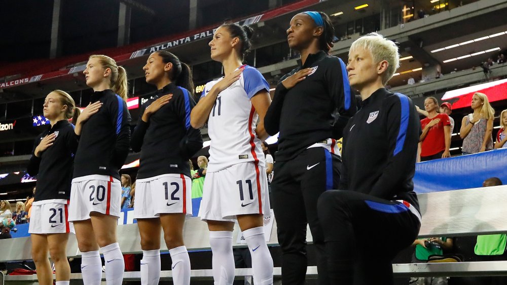 Megan Rapinoe in ginocchio prima della partita di calcio