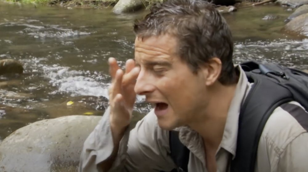 Bear Grylls con qualcosa negli occhi